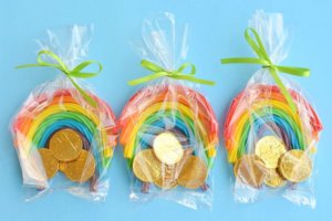 http://onelittleproject.com/rainbow-licorice-treat-bags/