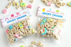 http://valeventgal.com/2017/02/free-printable-lucky-charm-treat-bag-toppers/