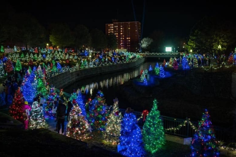 7 Spots to Snap a Photo with Santa - Hour Detroit Magazine