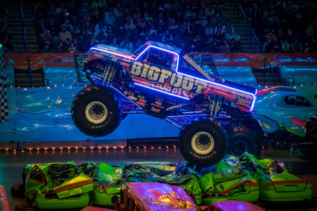 Hot Wheels Monster Trucks LIVE! Glow Party