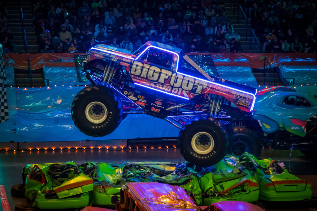 Hot Wheels Monster Trucks Live Glow Party