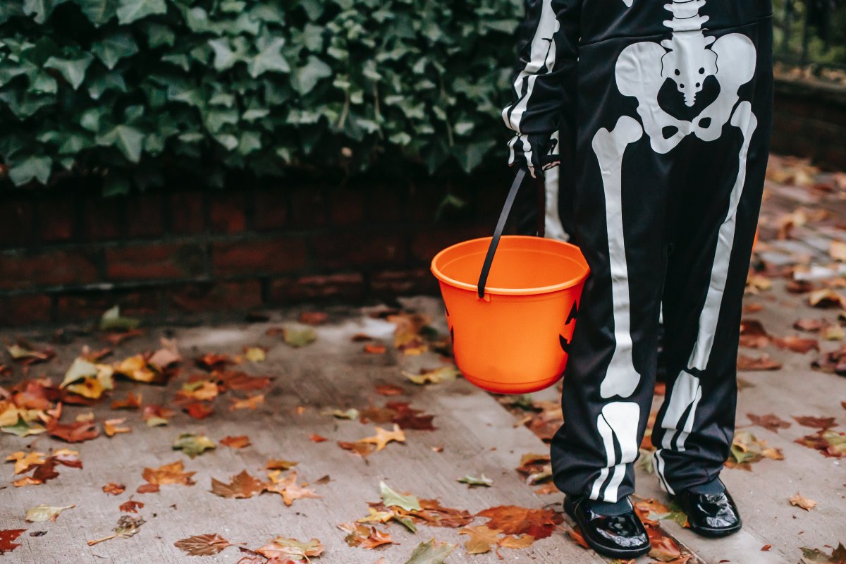 https://www.pexels.com/photo/anonymous-kid-in-halloween-costume-standing-on-walkway-5859581/