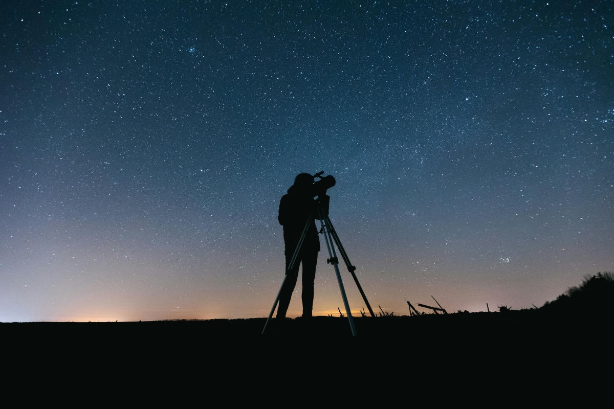 https://www.pexels.com/photo/silhouette-of-person-standing-on-a-field-under-starry-night-8495473/