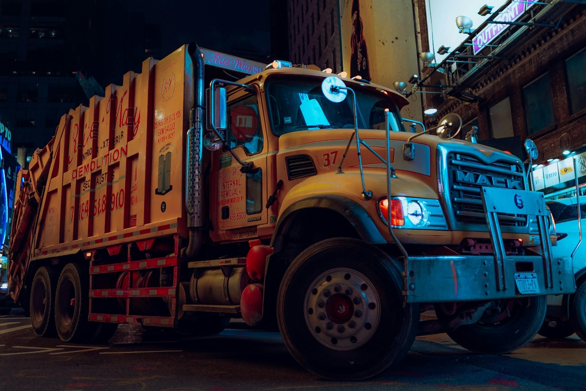 https://www.pexels.com/photo/truck-on-a-parking-lot-at-night-22147528/